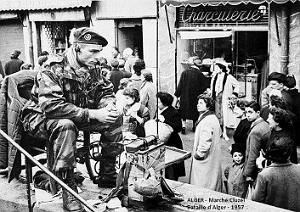 ALGER - BATAILLE D'ALGER - MARCHE CLAUZEL - SURVEILLANCE PAR UN PARA DU 1ER REP - 3 FEVRIER 1957